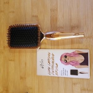 NWT Aria Luxe Chrome Detangling Brush